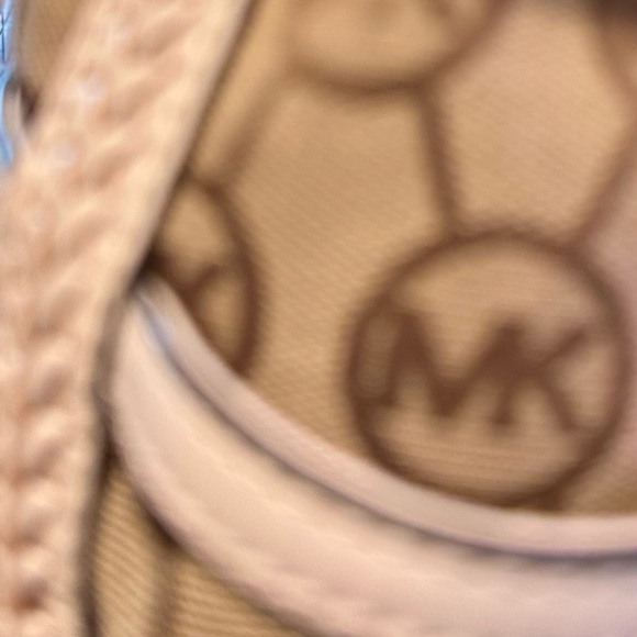 Michael Kors Pocket Book - Picture 11 of 16